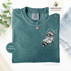 宇宙アライグマTシャツ、刺繍入りおもしろアライグマシャツ、かわいい宇宙動物Tシャツ、コンフォートカラーシャツ、アライグマ好きへのギフト、かわいい動物シャツ Blue Spruce