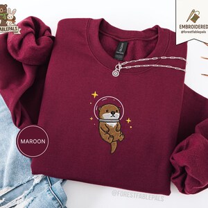 Raum Seeotter Sweatshirt, bestickter Otter Pullover, süßes kosmisches Tier Sweatshirt, Seeotter Liebhaber Geschenk, süßes Tier Sweatshirt Maroon