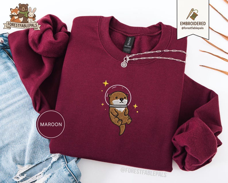 Raum Seeotter Sweatshirt, bestickter Otter Pullover, süßes kosmisches Tier Sweatshirt, Seeotter Liebhaber Geschenk, süßes Tier Sweatshirt Maroon