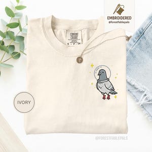 Maglietta con piccione spaziale, maglietta con piccione divertente ricamato, maglietta con simpatico animale cosmico, maglietta Comfort Colors, regalo per amanti dei piccioni, maglietta con animale carino Ivory