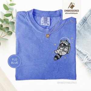 宇宙アライグマTシャツ、刺繍入りおもしろアライグマシャツ、かわいい宇宙動物Tシャツ、コンフォートカラーシャツ、アライグマ好きへのギフト、かわいい動物シャツ Flo Blue
