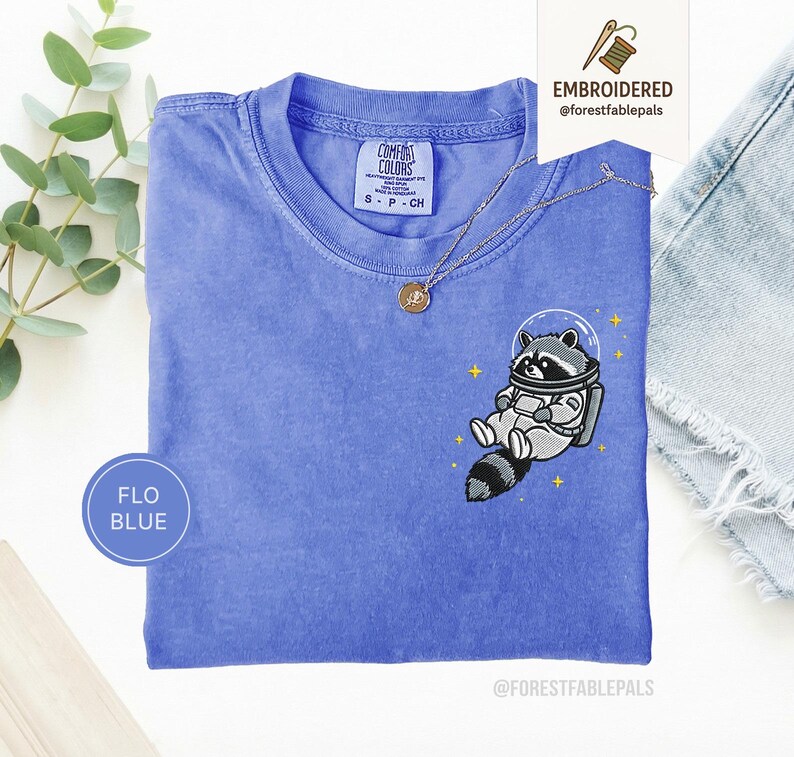 宇宙アライグマTシャツ、刺繍入りおもしろアライグマシャツ、かわいい宇宙動物Tシャツ、コンフォートカラーシャツ、アライグマ好きへのギフト、かわいい動物シャツ Flo Blue