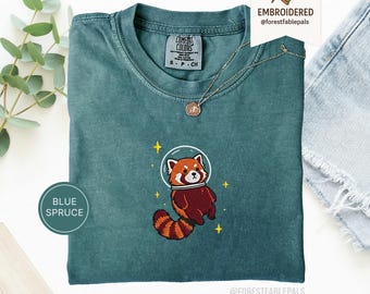 Raum Roter Panda T-Shirt, gesticktes Panda Shirt, süßes kosmisches Tier T-Shirt, Komfort Farben Shirt, roter Panda Liebhaber Geschenk, süßes Tier T-Shirt