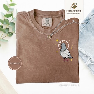 Maglietta con piccione spaziale, maglietta con piccione divertente ricamato, maglietta con simpatico animale cosmico, maglietta Comfort Colors, regalo per amanti dei piccioni, maglietta con animale carino Espresso