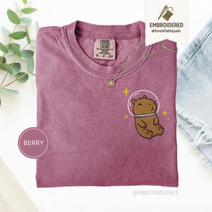 T-shirt Capybara spatial - chemise Capybara brodée, t-shirt animal cosmique mignon, chemise couleurs confort, cadeau pour amateur de Capybara, chemise animal rigolote Berry
