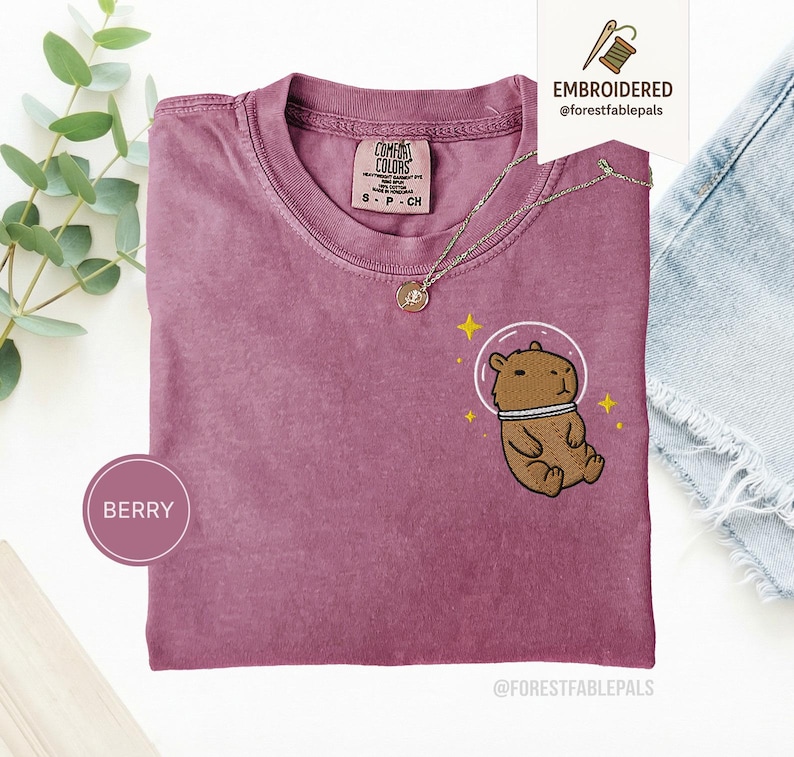 T-shirt Capybara spatial - chemise Capybara brodée, t-shirt animal cosmique mignon, chemise couleurs confort, cadeau pour amateur de Capybara, chemise animal rigolote Berry