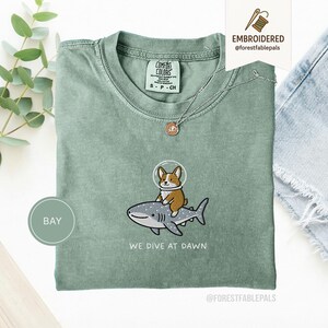 Broderad Corgi valhajskjorta - Vi dyker i gryningen, rolig havsdjurskjorta, söt Corgi-tröja, gåva med marint liv, Comfort Colors® hundskjorta Bay