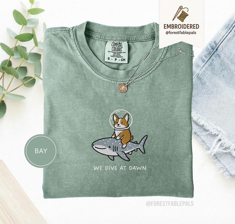 Broderad Corgi valhajskjorta - Vi dyker i gryningen, rolig havsdjurskjorta, söt Corgi-tröja, gåva med marint liv, Comfort Colors® hundskjorta Bay