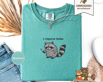 Camiseta bordada de mapache "I Require Books", divertida y cómoda, regalo para amantes de los animales, camiseta Gremlin con refrigerio acogedor