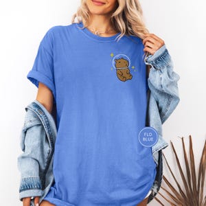 T-shirt Capybara spatial - chemise Capybara brodée, t-shirt animal cosmique mignon, chemise couleurs confort, cadeau pour amateur de Capybara, chemise animal rigolote Flo Blue