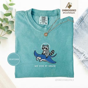 Chemise brodée de raies manta raton laveur - Nous plongeons à l'aube, chemise drôle d'animal de l'océan, t-shirt mignon de raton laveur, cadeau de la vie marine, Comfort Colors® Seafoam