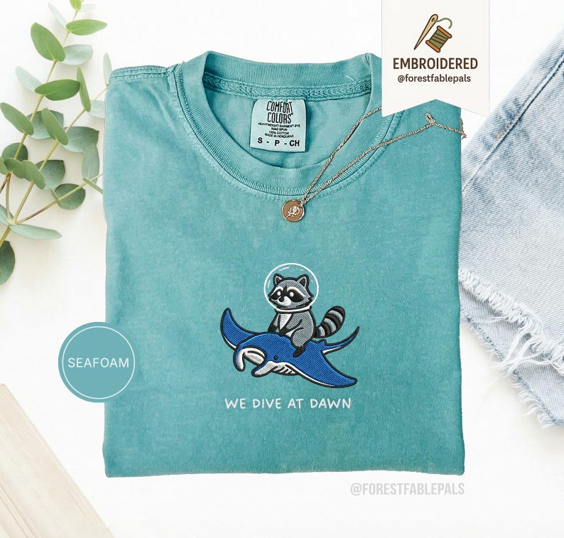 Chemise brodée de raies manta raton laveur - Nous plongeons à l'aube, chemise drôle d'animal de l'océan, t-shirt mignon de raton laveur, cadeau de la vie marine, Comfort Colors® Seafoam