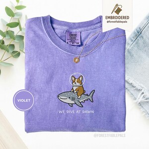 Broderad Corgi valhajskjorta - Vi dyker i gryningen, rolig havsdjurskjorta, söt Corgi-tröja, gåva med marint liv, Comfort Colors® hundskjorta Violet