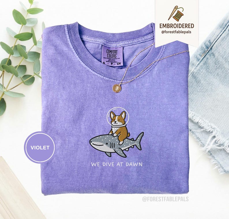Broderad Corgi valhajskjorta - Vi dyker i gryningen, rolig havsdjurskjorta, söt Corgi-tröja, gåva med marint liv, Comfort Colors® hundskjorta Violet
