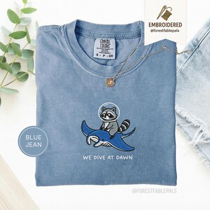 Chemise brodée de raies manta raton laveur - Nous plongeons à l'aube, chemise drôle d'animal de l'océan, t-shirt mignon de raton laveur, cadeau de la vie marine, Comfort Colors® Blue Jean