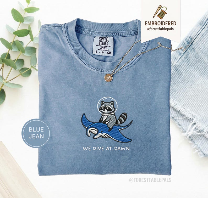 Chemise brodée de raies manta raton laveur - Nous plongeons à l'aube, chemise drôle d'animal de l'océan, t-shirt mignon de raton laveur, cadeau de la vie marine, Comfort Colors® Blue Jean