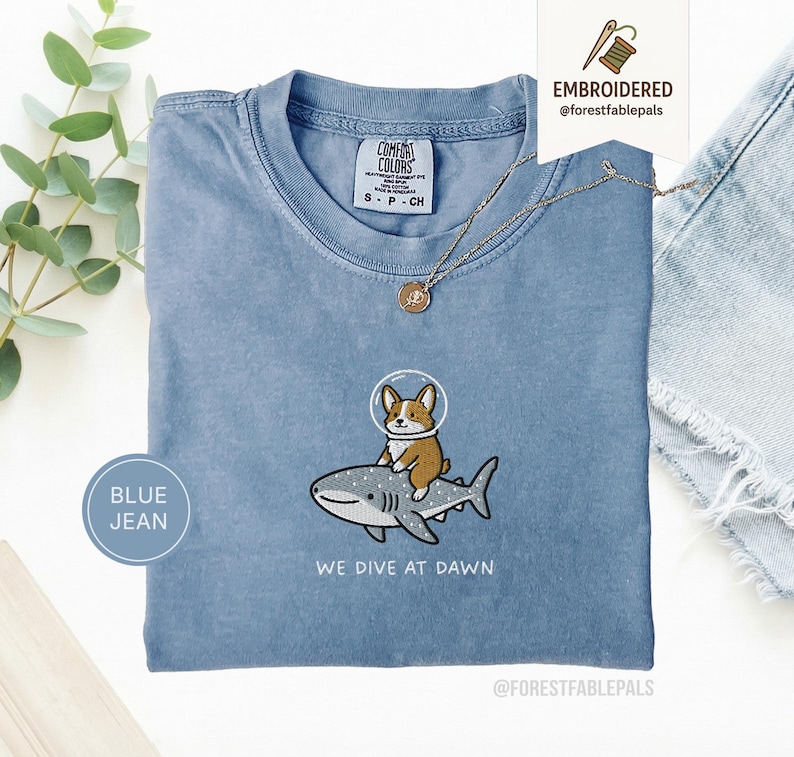 Broderad Corgi valhajskjorta - Vi dyker i gryningen, rolig havsdjurskjorta, söt Corgi-tröja, gåva med marint liv, Comfort Colors® hundskjorta Blue Jean
