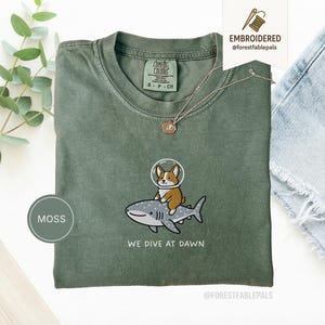 Broderad Corgi valhajskjorta - Vi dyker i gryningen, rolig havsdjurskjorta, söt Corgi-tröja, gåva med marint liv, Comfort Colors® hundskjorta Moss