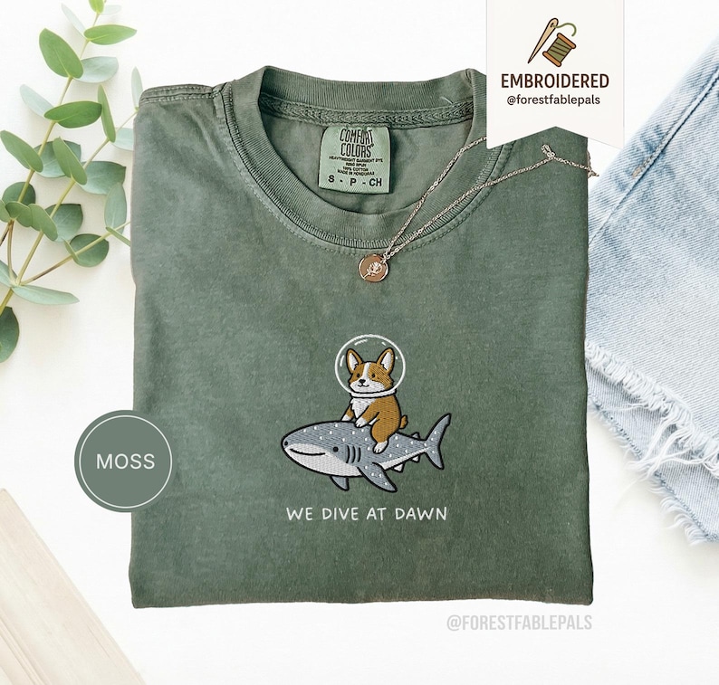 Broderad Corgi valhajskjorta - Vi dyker i gryningen, rolig havsdjurskjorta, söt Corgi-tröja, gåva med marint liv, Comfort Colors® hundskjorta Moss