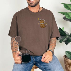 T-shirt Capybara spatial - chemise Capybara brodée, t-shirt animal cosmique mignon, chemise couleurs confort, cadeau pour amateur de Capybara, chemise animal rigolote Espresso
