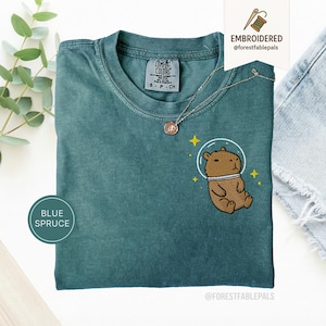 T-shirt Capybara spatial - chemise Capybara brodée, t-shirt animal cosmique mignon, chemise couleurs confort, cadeau pour amateur de Capybara, chemise animal rigolote Blue Spruce