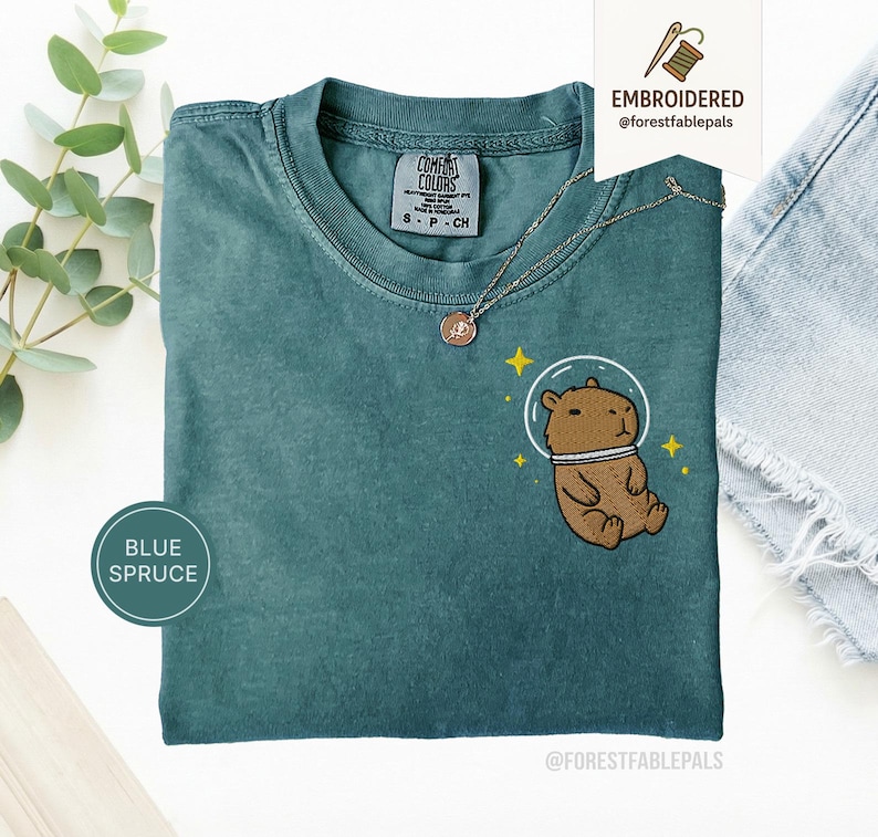 T-shirt Capybara spatial - chemise Capybara brodée, t-shirt animal cosmique mignon, chemise couleurs confort, cadeau pour amateur de Capybara, chemise animal rigolote Blue Spruce