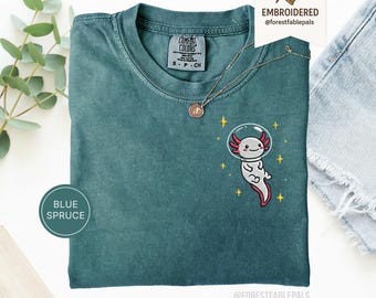 Maglietta con axolotl spaziale, maglietta con axolotl divertente ricamato, maglietta con simpatico animale cosmico, maglietta Comfort Colors, regalo per amanti dell'axolotl, maglietta con animale carino