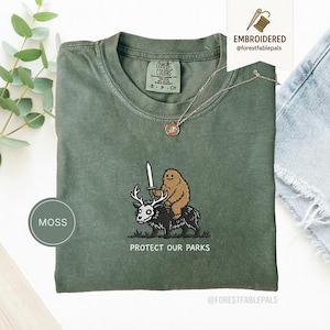 Broderad T-shirt med texten "Skydda våra nationalparker", Bigfoot Wendigo, Cryptid-tröja, Comfort Colors®, nationalparkströja, rolig Cryptid-gåva
