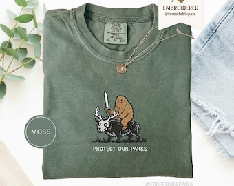Bestickt schützen unsere Nationalparks T-Shirt, Bigfüße Wendigo, Cryptid T-Shirt, Comfort Colors®, Nationalparks Shirt, lustiges Cryptid Geschenk