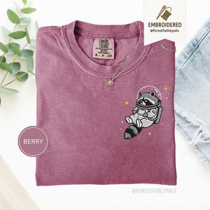 宇宙アライグマTシャツ、刺繍入りおもしろアライグマシャツ、かわいい宇宙動物Tシャツ、コンフォートカラーシャツ、アライグマ好きへのギフト、かわいい動物シャツ Berry