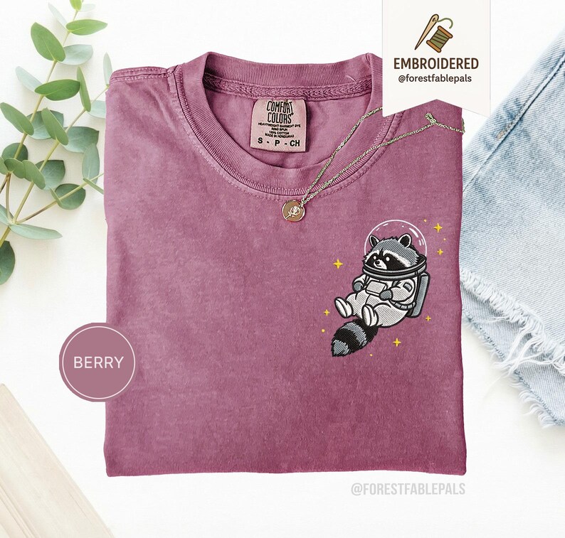 宇宙アライグマTシャツ、刺繍入りおもしろアライグマシャツ、かわいい宇宙動物Tシャツ、コンフォートカラーシャツ、アライグマ好きへのギフト、かわいい動物シャツ Berry