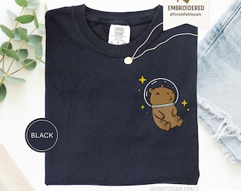 スペースカピバラTシャツ - 刺繍入りカピバラシャツ、かわいい宇宙動物Tシャツ、コンフォートカラーシャツ、カピバラ好きへのギフト、面白い動物シャツ