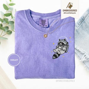 宇宙アライグマTシャツ、刺繍入りおもしろアライグマシャツ、かわいい宇宙動物Tシャツ、コンフォートカラーシャツ、アライグマ好きへのギフト、かわいい動物シャツ Violet