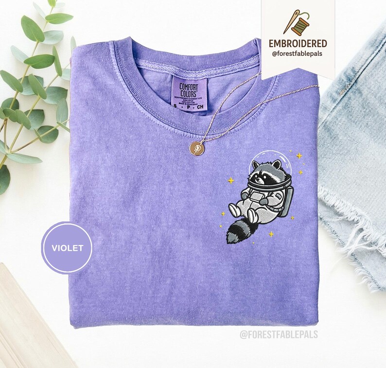 宇宙アライグマTシャツ、刺繍入りおもしろアライグマシャツ、かわいい宇宙動物Tシャツ、コンフォートカラーシャツ、アライグマ好きへのギフト、かわいい動物シャツ Violet