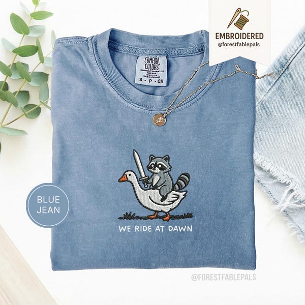 Besticktes Waschbären Gans Hemd - Wir reiten im Morgengrauen, lustiges Waschbären Hemd, Ren Faire Kleidung, niedliches Tier Geschenk, mittelalterliches Hemd, Komfortfarben