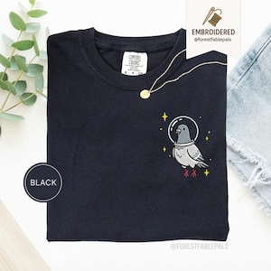 Maglietta con piccione spaziale, maglietta con piccione divertente ricamato, maglietta con simpatico animale cosmico, maglietta Comfort Colors, regalo per amanti dei piccioni, maglietta con animale carino Black