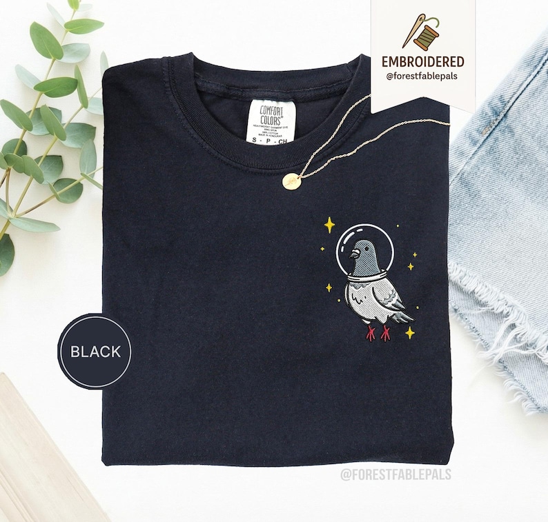 Maglietta con piccione spaziale, maglietta con piccione divertente ricamato, maglietta con simpatico animale cosmico, maglietta Comfort Colors, regalo per amanti dei piccioni, maglietta con animale carino Black