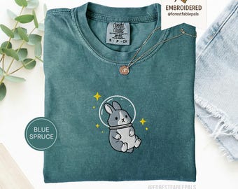 Maglietta Space Bunny - Maglietta con coniglietto ricamato, simpatica maglietta con coniglio cosmico, maglietta Comfort Colors, regalo per amanti dei conigli, maglietta divertente con animali