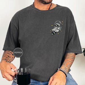宇宙アライグマTシャツ、刺繍入りおもしろアライグマシャツ、かわいい宇宙動物Tシャツ、コンフォートカラーシャツ、アライグマ好きへのギフト、かわいい動物シャツ 画像 8