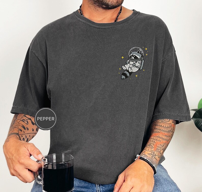 宇宙アライグマTシャツ、刺繍入りおもしろアライグマシャツ、かわいい宇宙動物Tシャツ、コンフォートカラーシャツ、アライグマ好きへのギフト、かわいい動物シャツ 画像 8