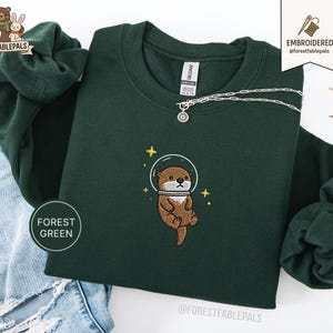 Raum Seeotter Sweatshirt, bestickter Otter Pullover, süßes kosmisches Tier Sweatshirt, Seeotter Liebhaber Geschenk, süßes Tier Sweatshirt Forest Green