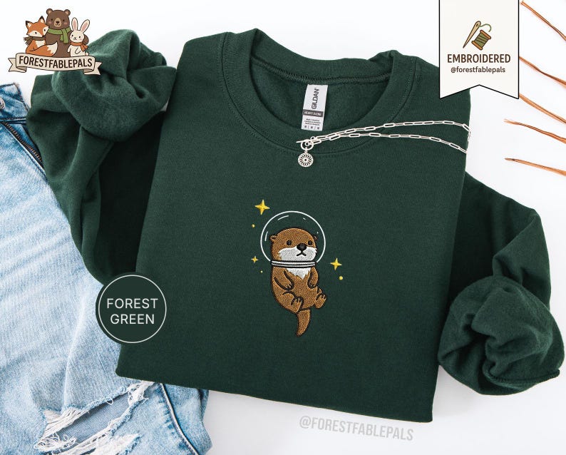 Raum Seeotter Sweatshirt, bestickter Otter Pullover, süßes kosmisches Tier Sweatshirt, Seeotter Liebhaber Geschenk, süßes Tier Sweatshirt Forest Green