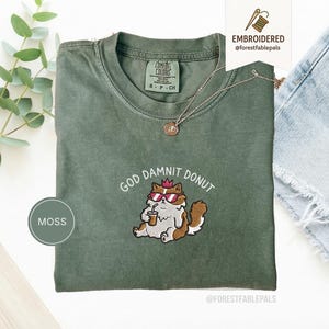 Broderad Gud förbannad prinsessa munkskjorta, komfortfärger, Dungeon Crawler Carl Merch-tröja, fantasybokläsare-tröja, boklig merchandise