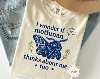 Komfort Farben Mothman Shirt, ich frage mich, ob Mothman auch an mich denkt, lustiges Cryptid T-Shirt, Mothman Liebhaber Geschenk, Weirdcore T-Shirt