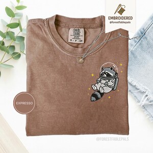 宇宙アライグマTシャツ、刺繍入りおもしろアライグマシャツ、かわいい宇宙動物Tシャツ、コンフォートカラーシャツ、アライグマ好きへのギフト、かわいい動物シャツ Espresso