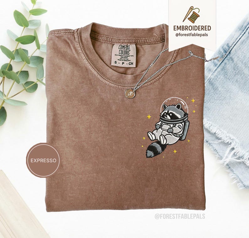宇宙アライグマTシャツ、刺繍入りおもしろアライグマシャツ、かわいい宇宙動物Tシャツ、コンフォートカラーシャツ、アライグマ好きへのギフト、かわいい動物シャツ Espresso