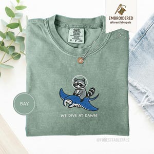 Chemise brodée de raies manta raton laveur - Nous plongeons à l'aube, chemise drôle d'animal de l'océan, t-shirt mignon de raton laveur, cadeau de la vie marine, Comfort Colors® Bay