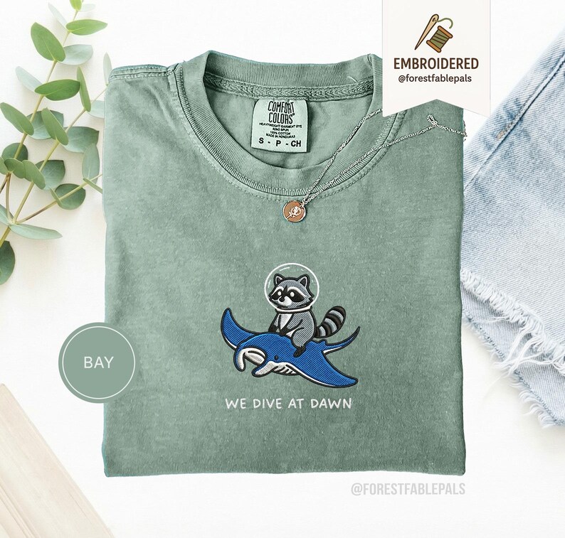 Chemise brodée de raies manta raton laveur - Nous plongeons à l'aube, chemise drôle d'animal de l'océan, t-shirt mignon de raton laveur, cadeau de la vie marine, Comfort Colors® Bay