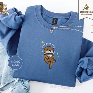 Raum Seeotter Sweatshirt, bestickter Otter Pullover, süßes kosmisches Tier Sweatshirt, Seeotter Liebhaber Geschenk, süßes Tier Sweatshirt Indigo Blue