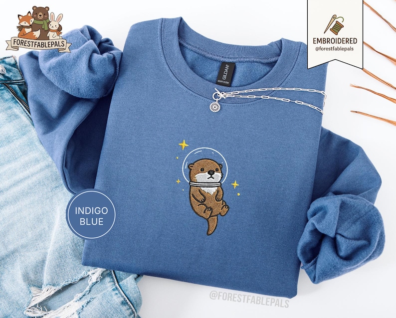 Raum Seeotter Sweatshirt, bestickter Otter Pullover, süßes kosmisches Tier Sweatshirt, Seeotter Liebhaber Geschenk, süßes Tier Sweatshirt Indigo Blue
